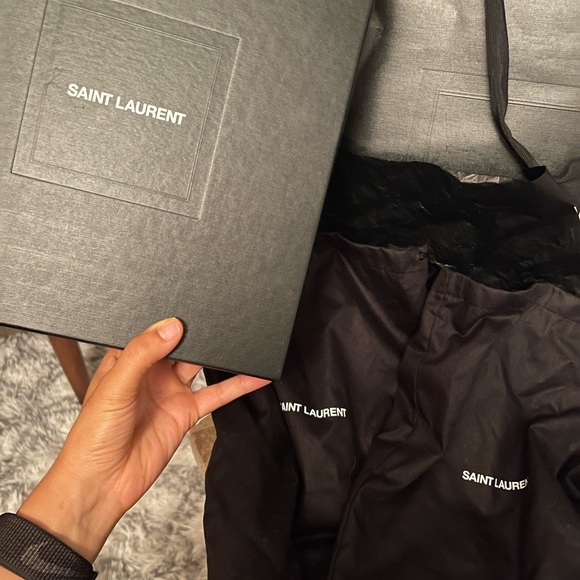 SAINT LAURENT AMBER PATENT LEATHER HEEL - Picture 9 of 13